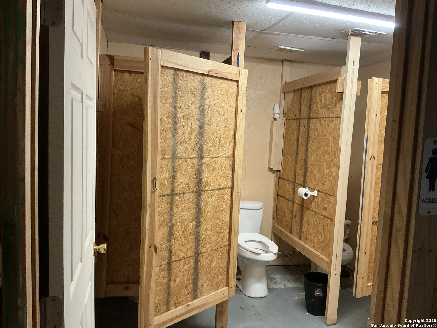 204 E Central Avenue Nixon TX 78140