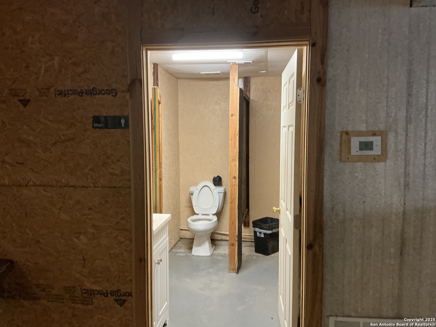 204 E Central Avenue Nixon TX 78140