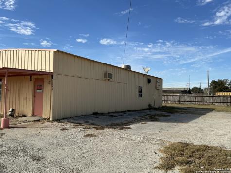 204 E Central Avenue Nixon TX 78140