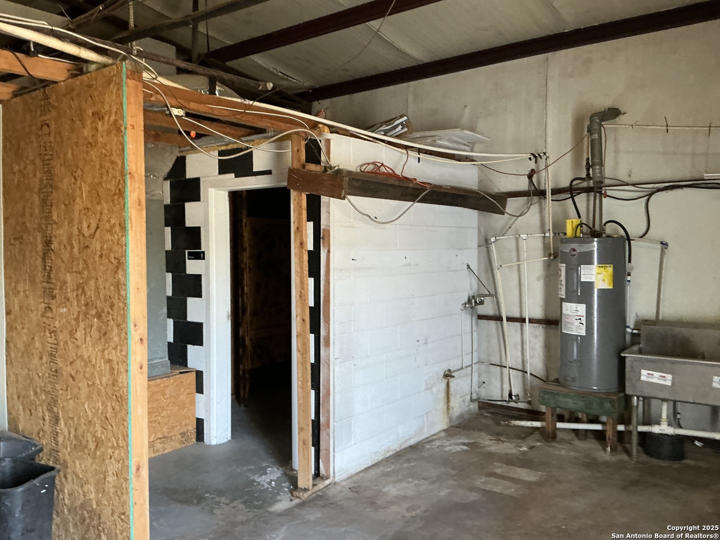 204 E Central Avenue Nixon TX 78140