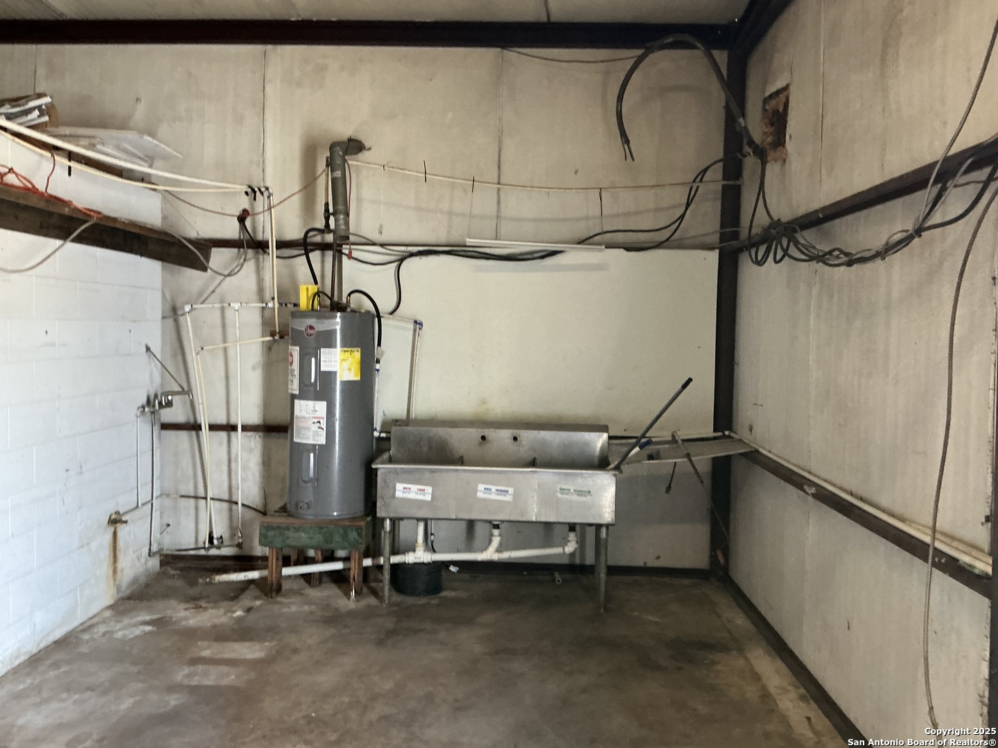 204 E Central Avenue Nixon TX 78140