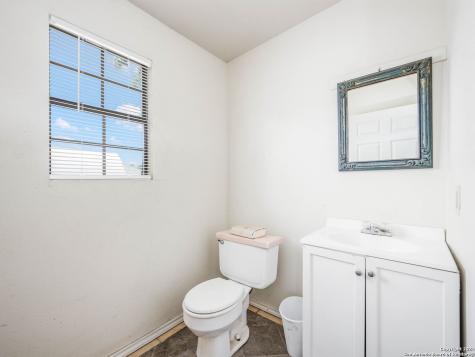 1421 2nd Street Pleasanton TX 78064