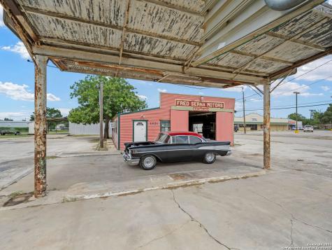 1421 2nd Street Pleasanton TX 78064