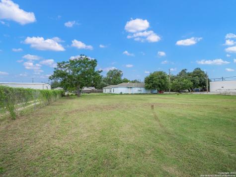 1421 2nd Street Pleasanton TX 78064
