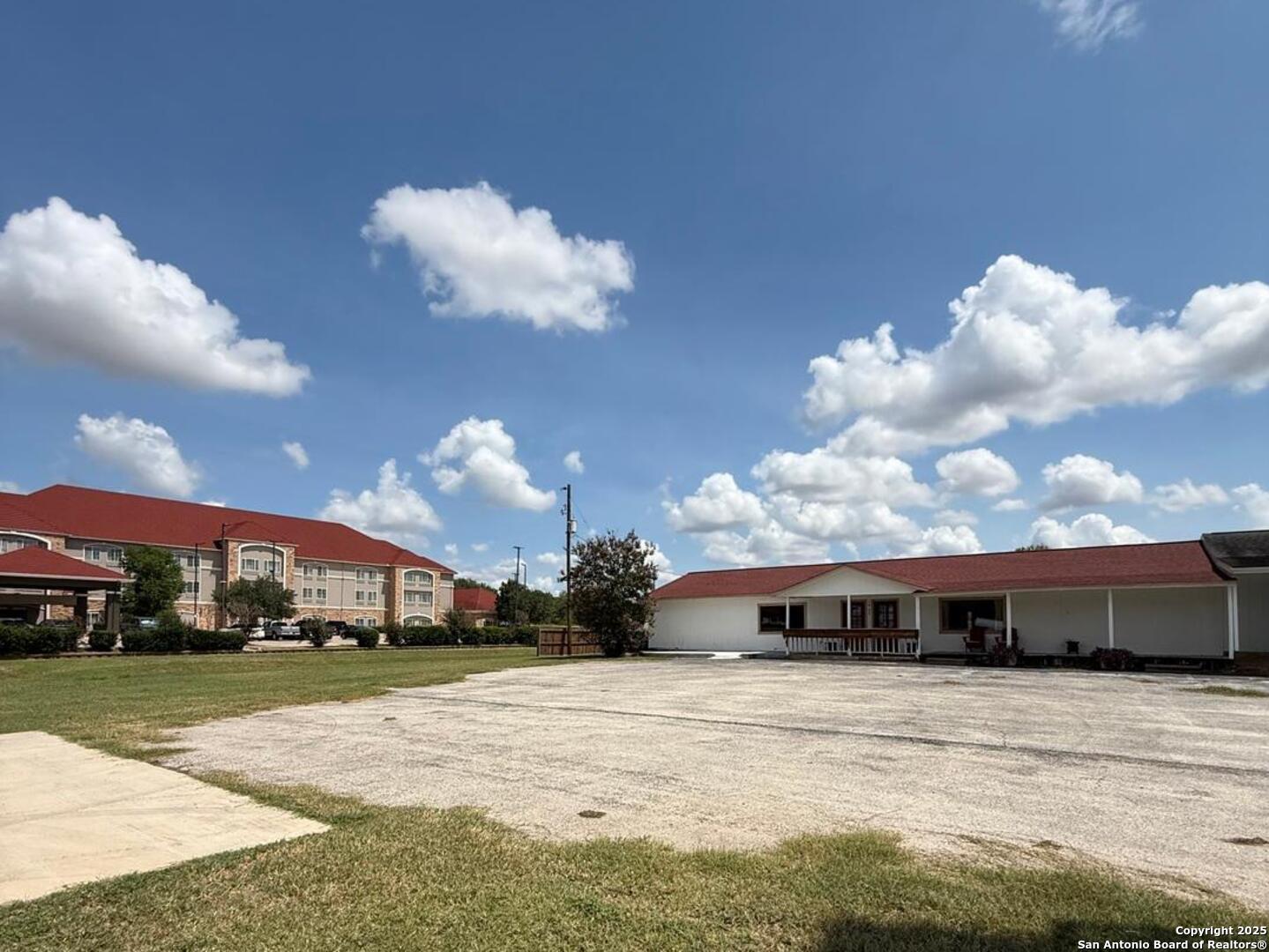 1920 10th Floresville TX 78114