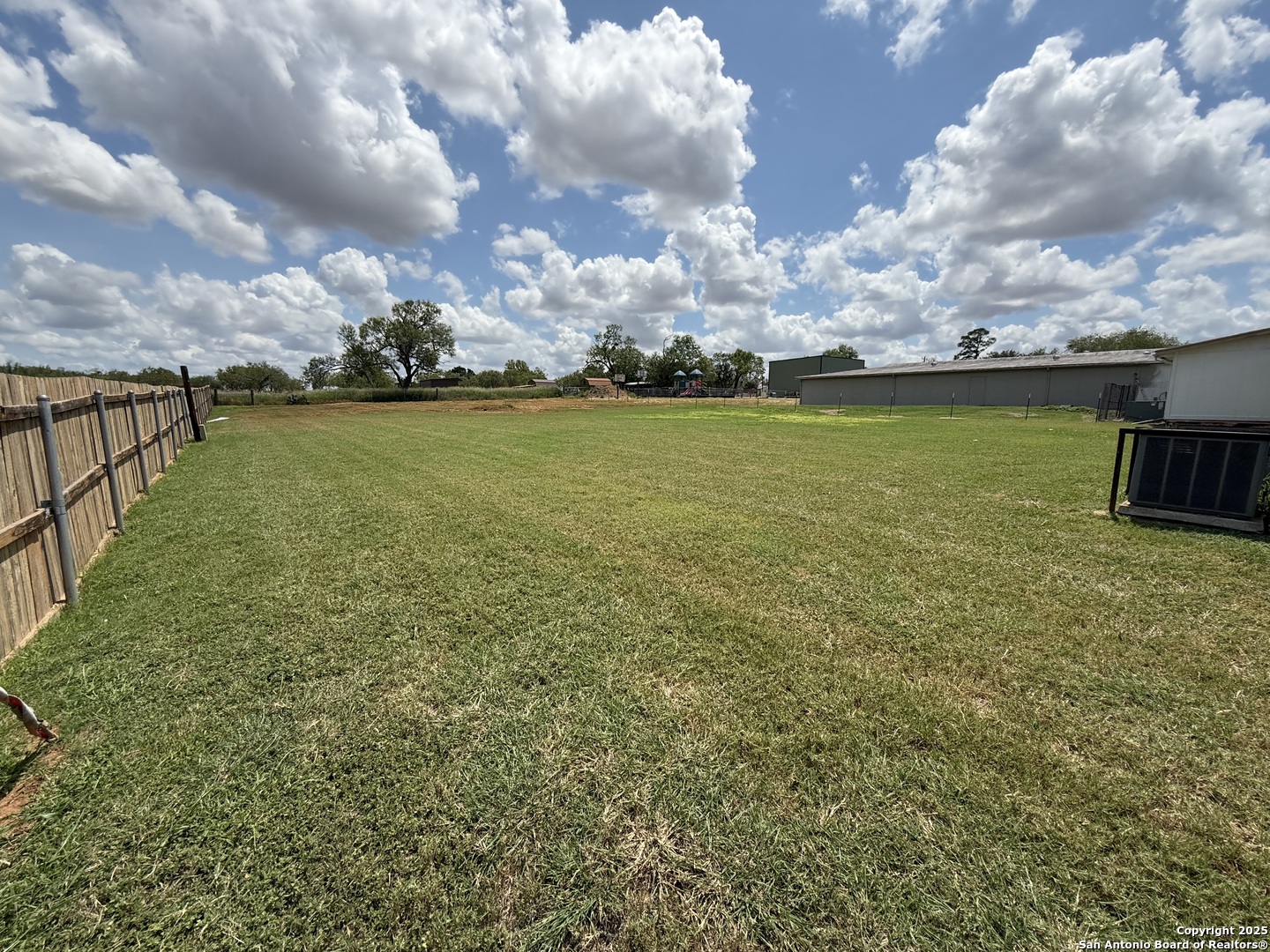 1920 10th Floresville TX 78114