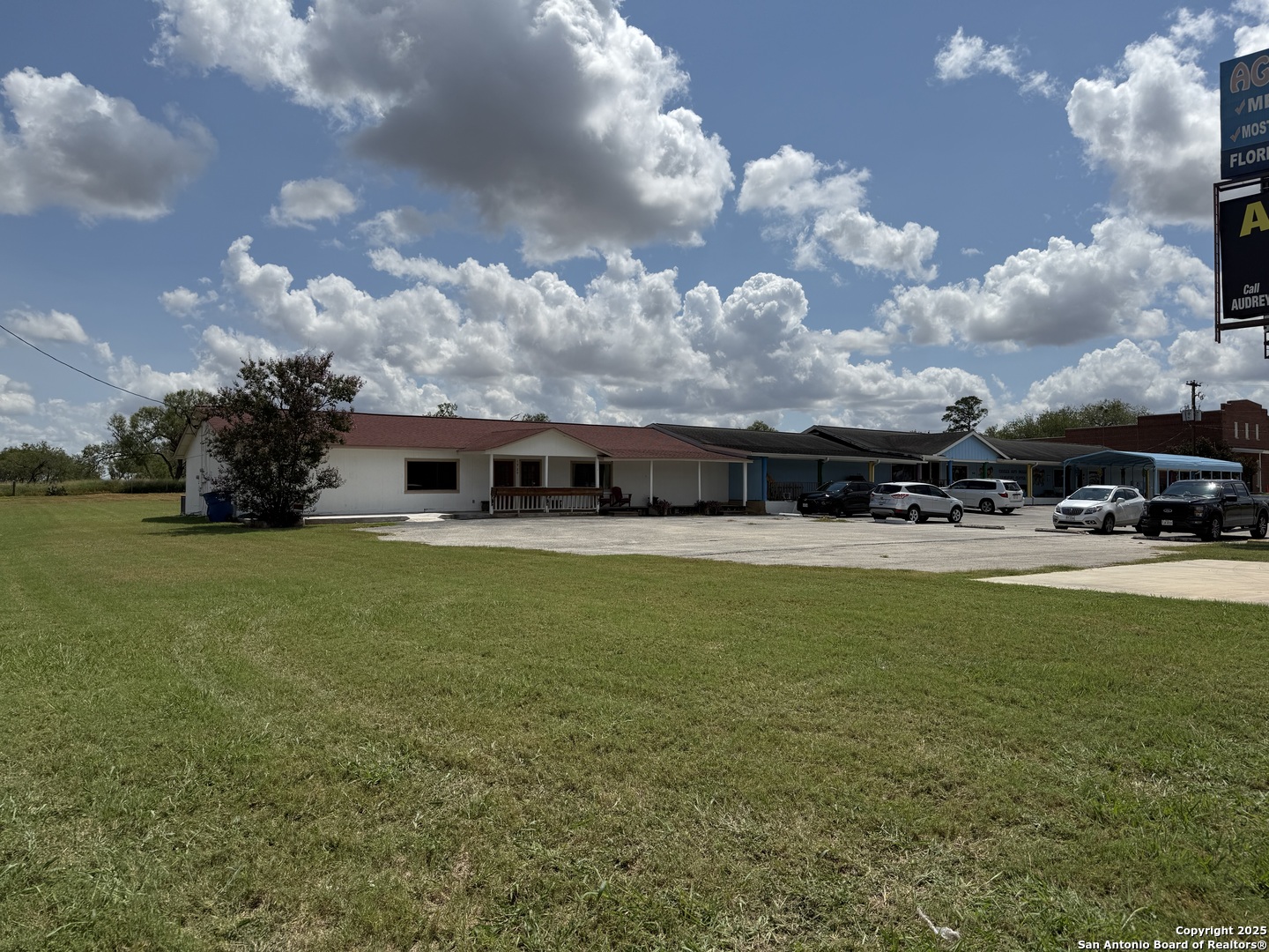 1920 10th Floresville TX 78114