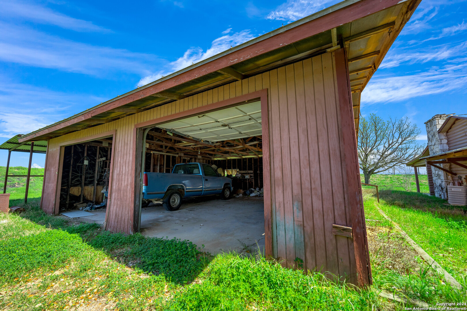 1221 Us-181 N Floresville TX 78114