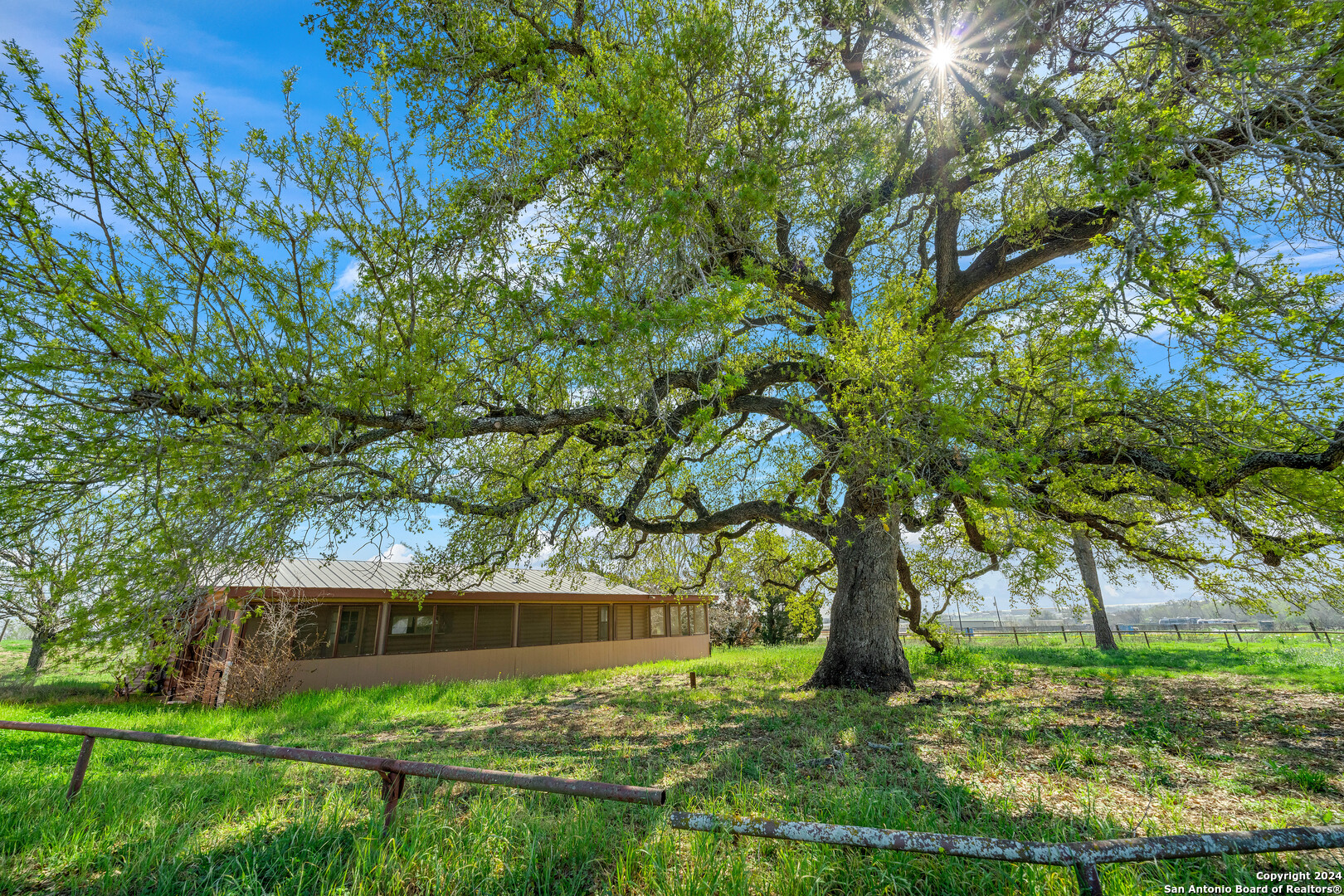 1221 Us-181 N Floresville TX 78114