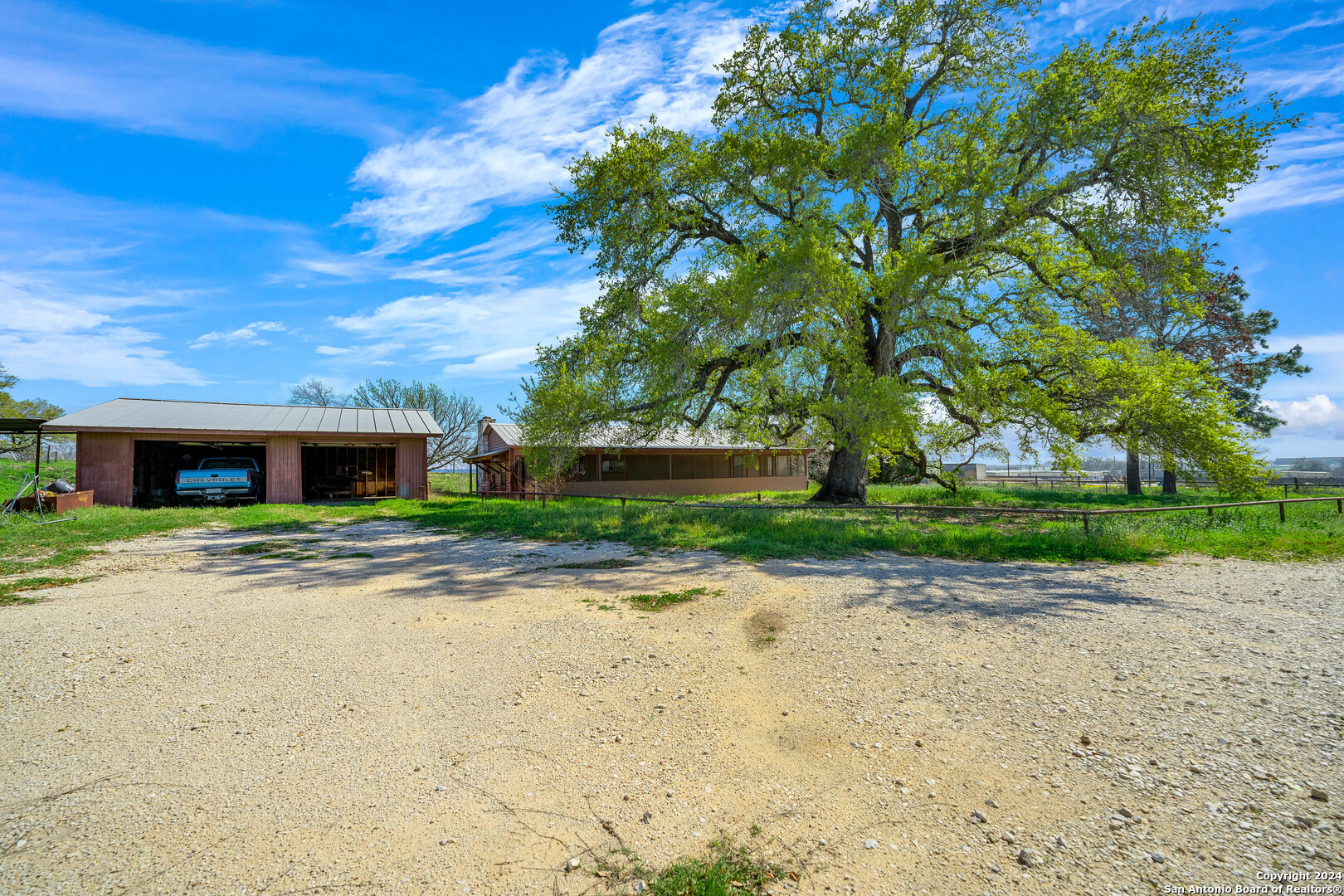 1221 Us-181 N Floresville TX 78114