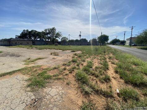 230 W Miller Dilley TX 78017