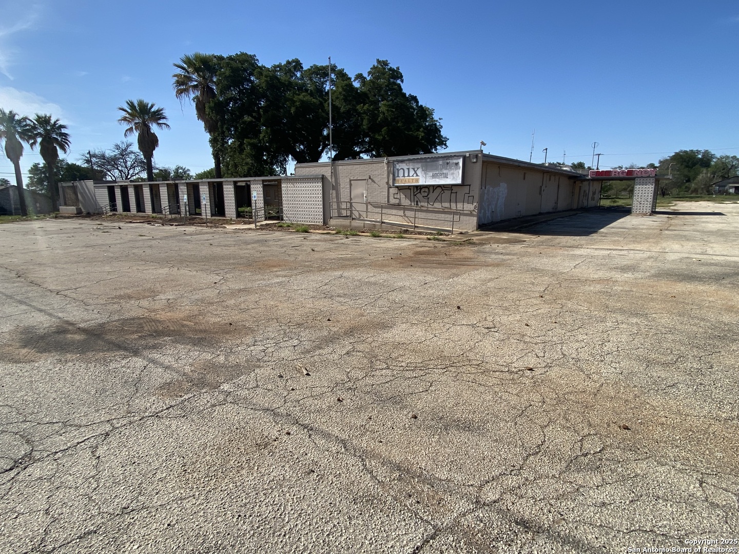 230 W Miller Dilley TX 78017