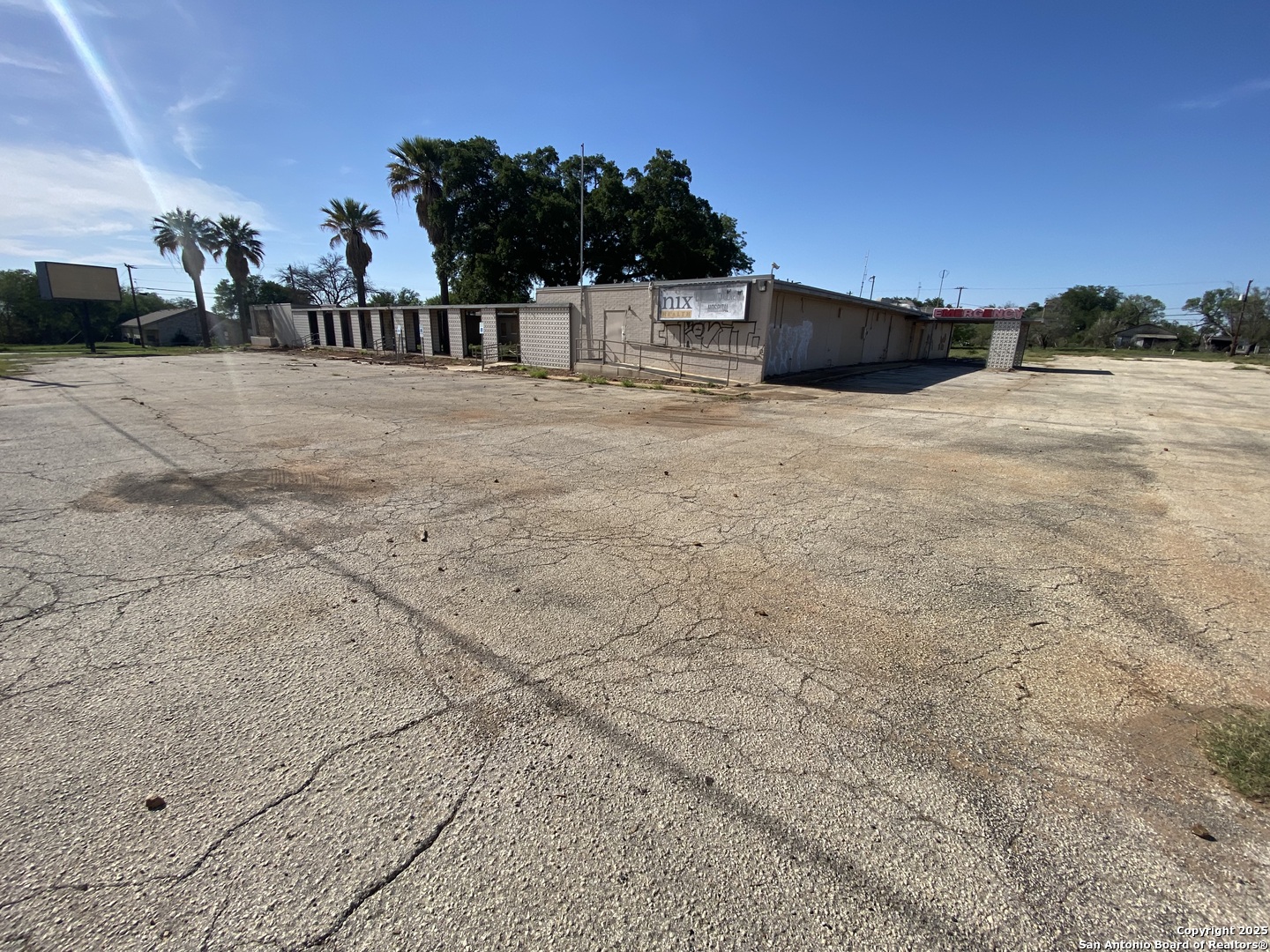 230 W Miller Dilley TX 78017