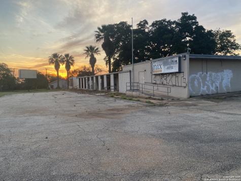 230 W Miller Dilley TX 78017