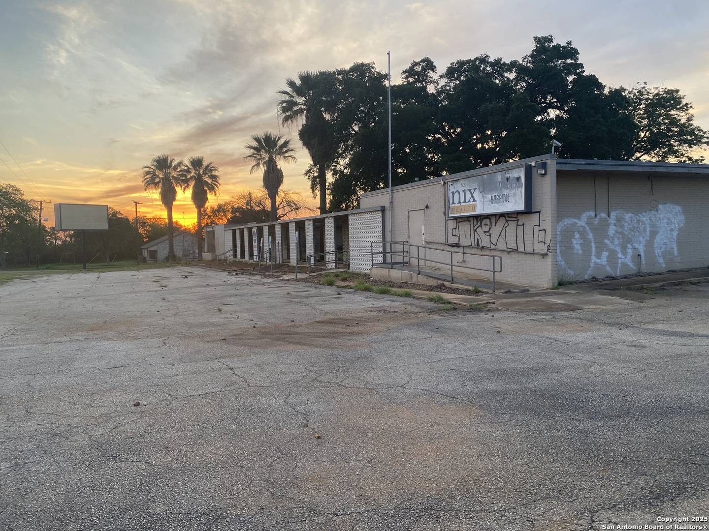 230 W Miller Dilley TX 78017