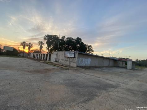 230 W Miller Dilley TX 78017