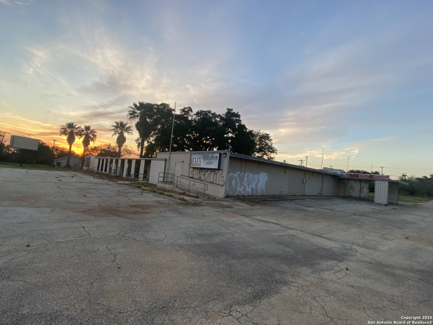 230 W Miller Dilley TX 78017