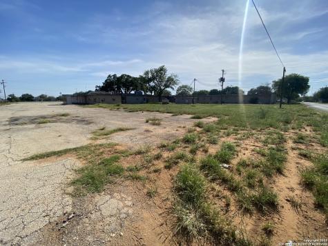 230 W Miller Dilley TX 78017