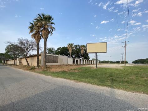 230 W Miller Dilley TX 78017
