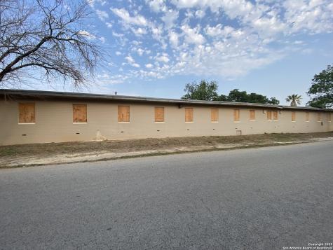 230 W Miller Dilley TX 78017