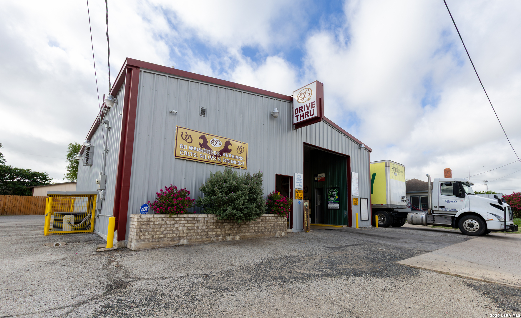 404 N Teel Drive Devine TX 78016
