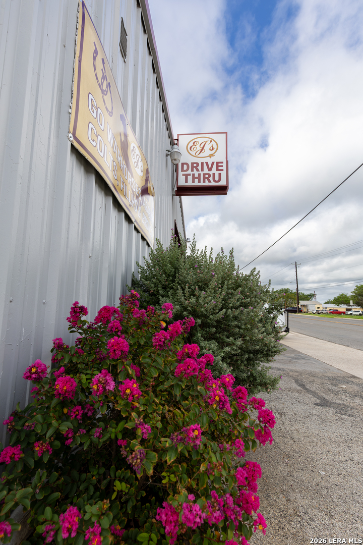 404 N Teel Drive Devine TX 78016