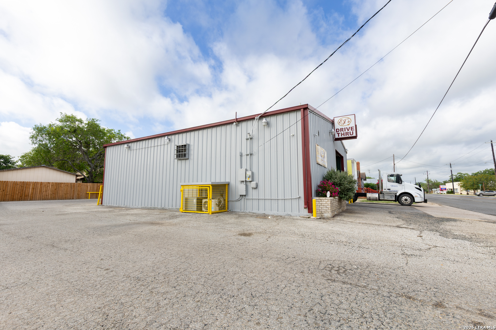 404 N Teel Drive Devine TX 78016