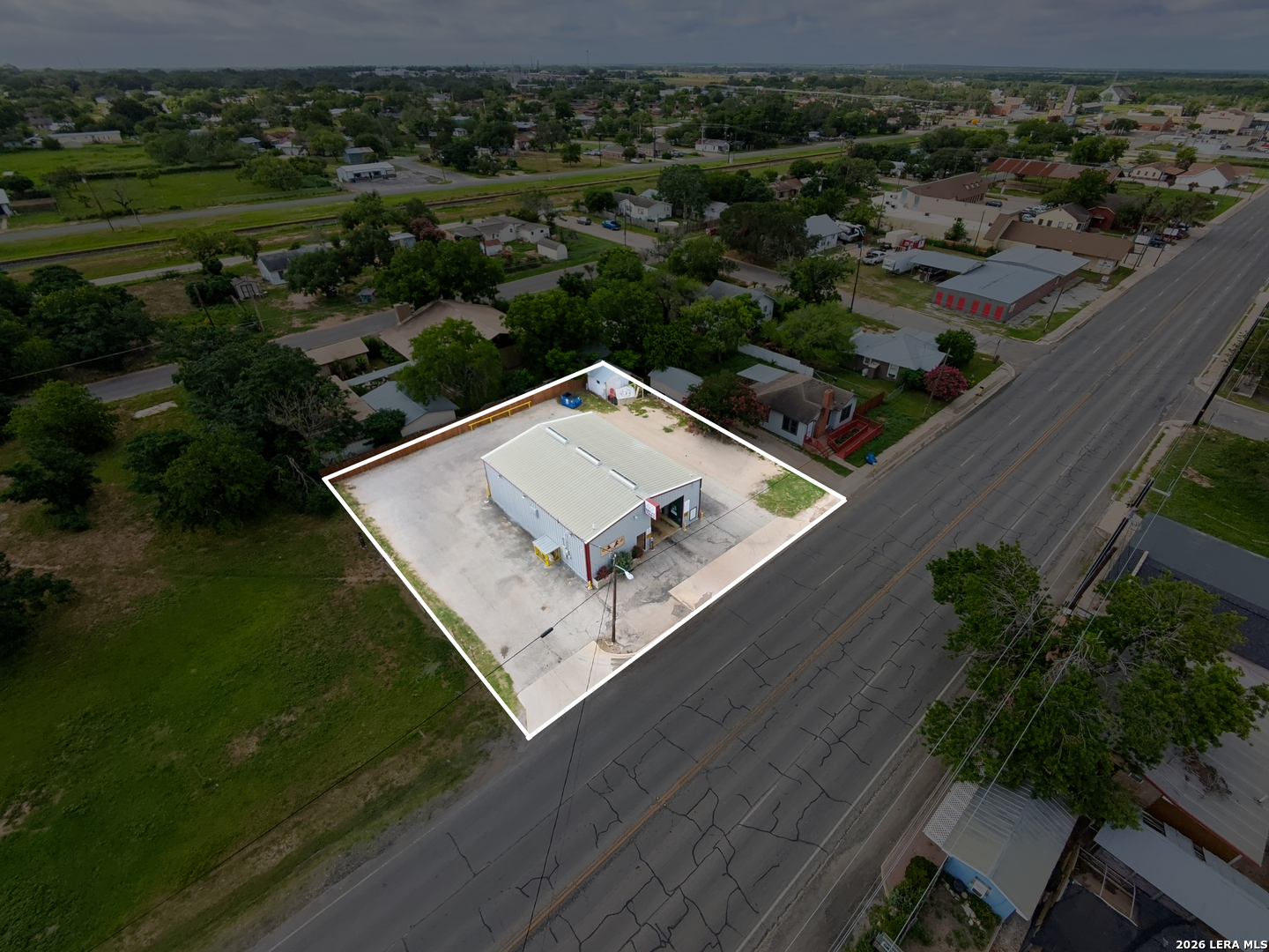 404 N Teel Drive Devine TX 78016
