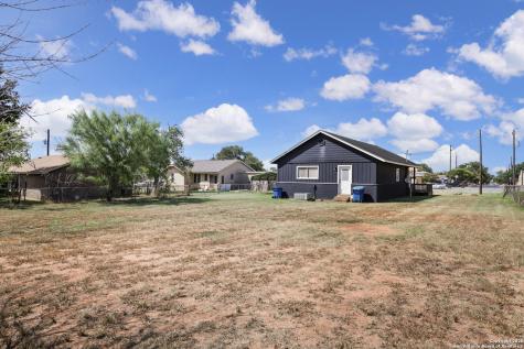 1212 10th Floresville TX 78114
