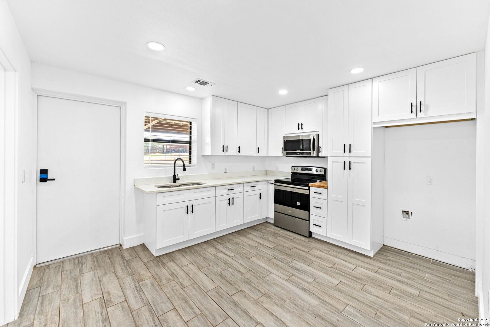 13747 Us Highway 87 Adkins TX 78101