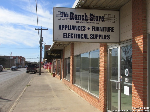 1602 Avenue M Hondo TX 78861