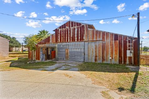 1001 D Floresville TX 78114