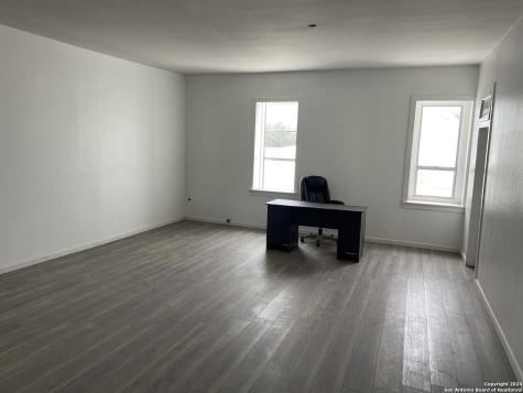1110 18th Street Hondo TX 78861