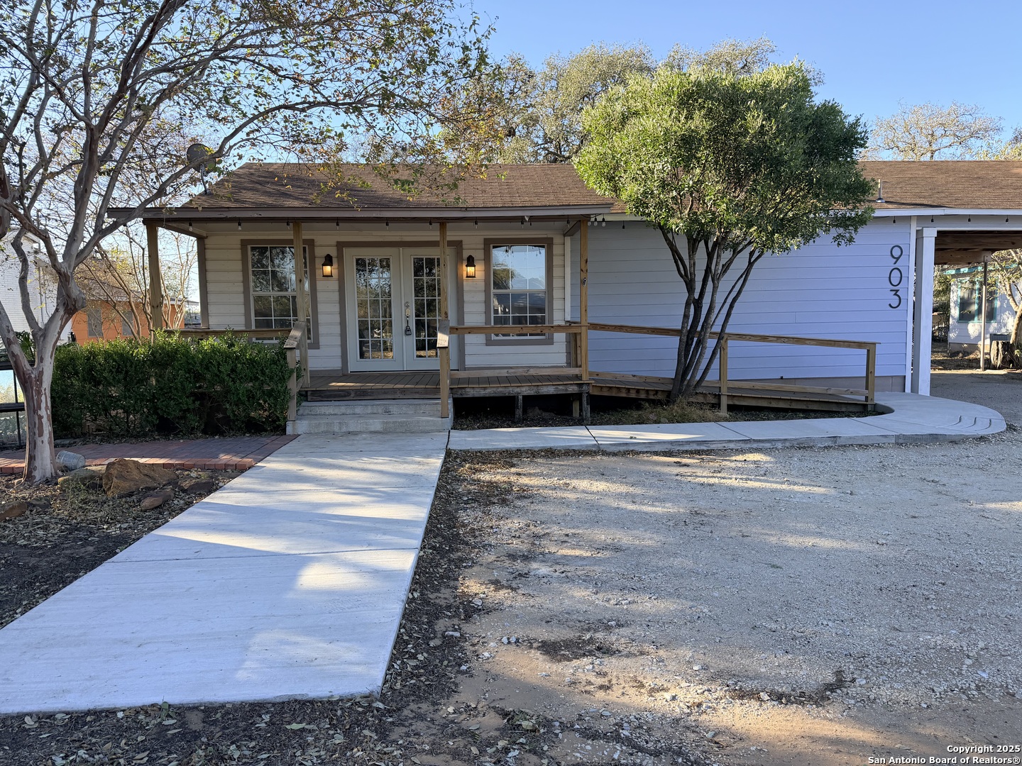 903 W Goodwin Pleasanton TX 78064