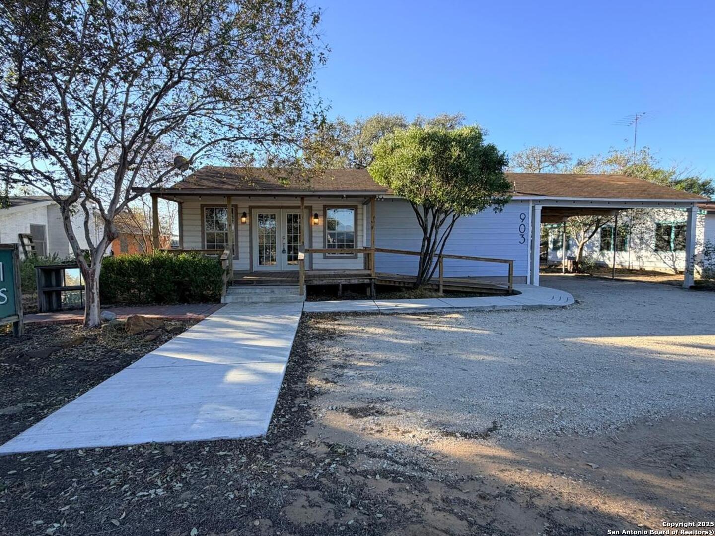 903 W Goodwin Pleasanton TX 78064