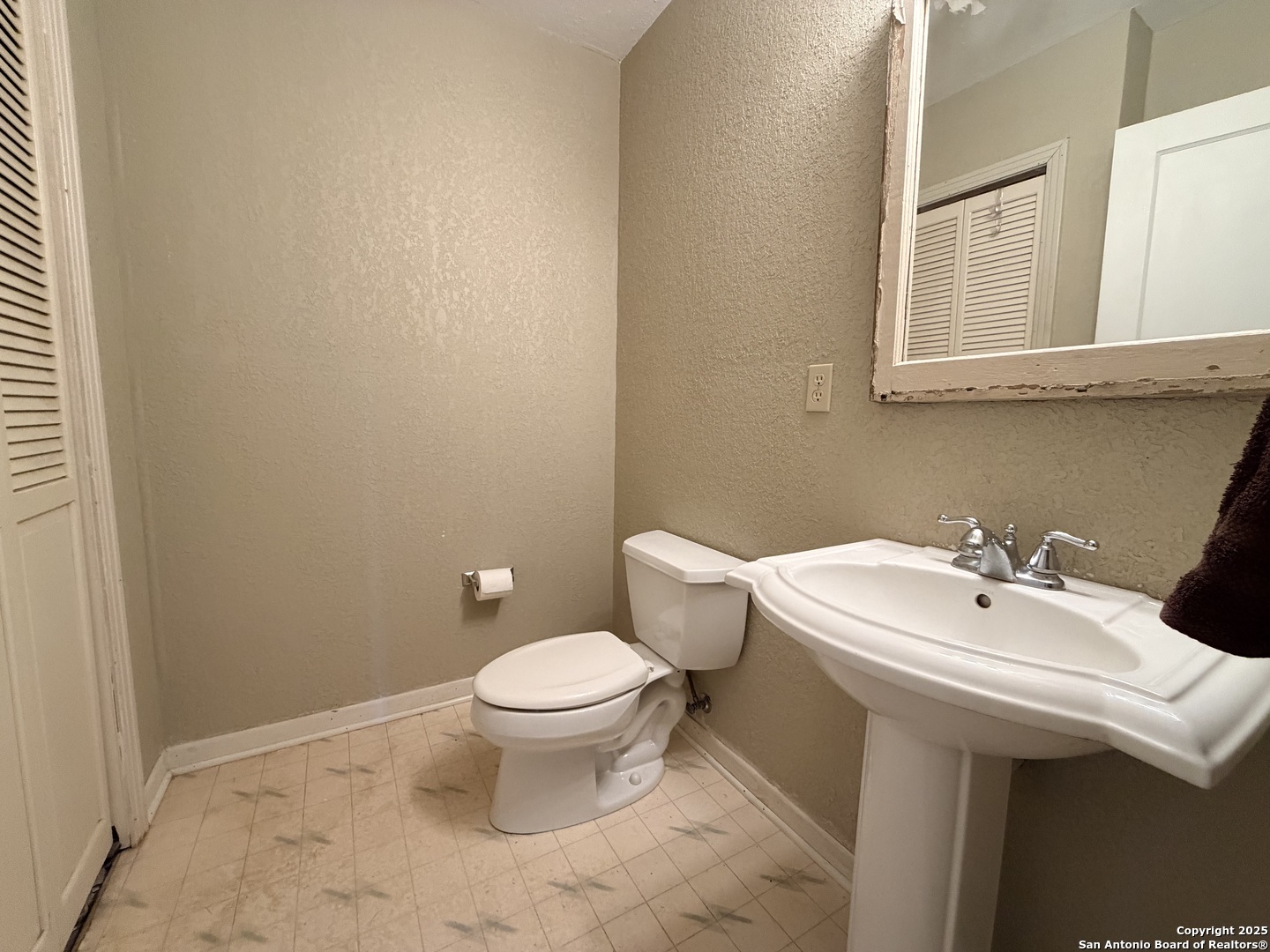 903 W Goodwin Pleasanton TX 78064