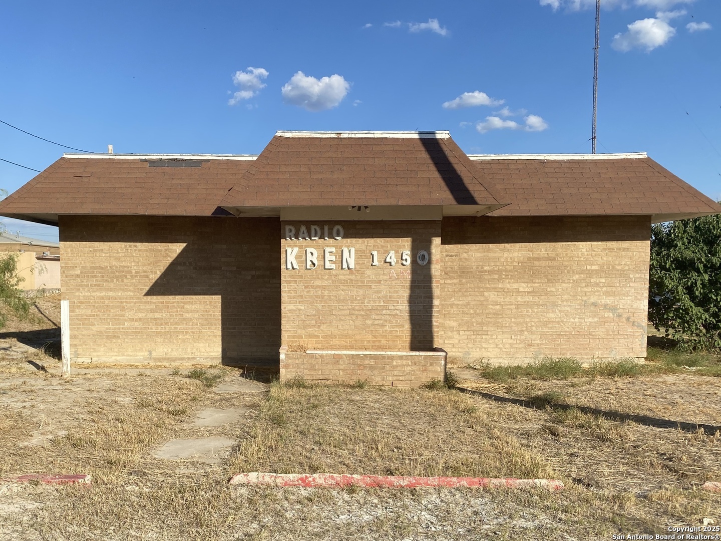 203 4th Carrizo Springs TX 78834