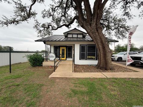 415 W Goodwin Street Pleasanton TX 78064