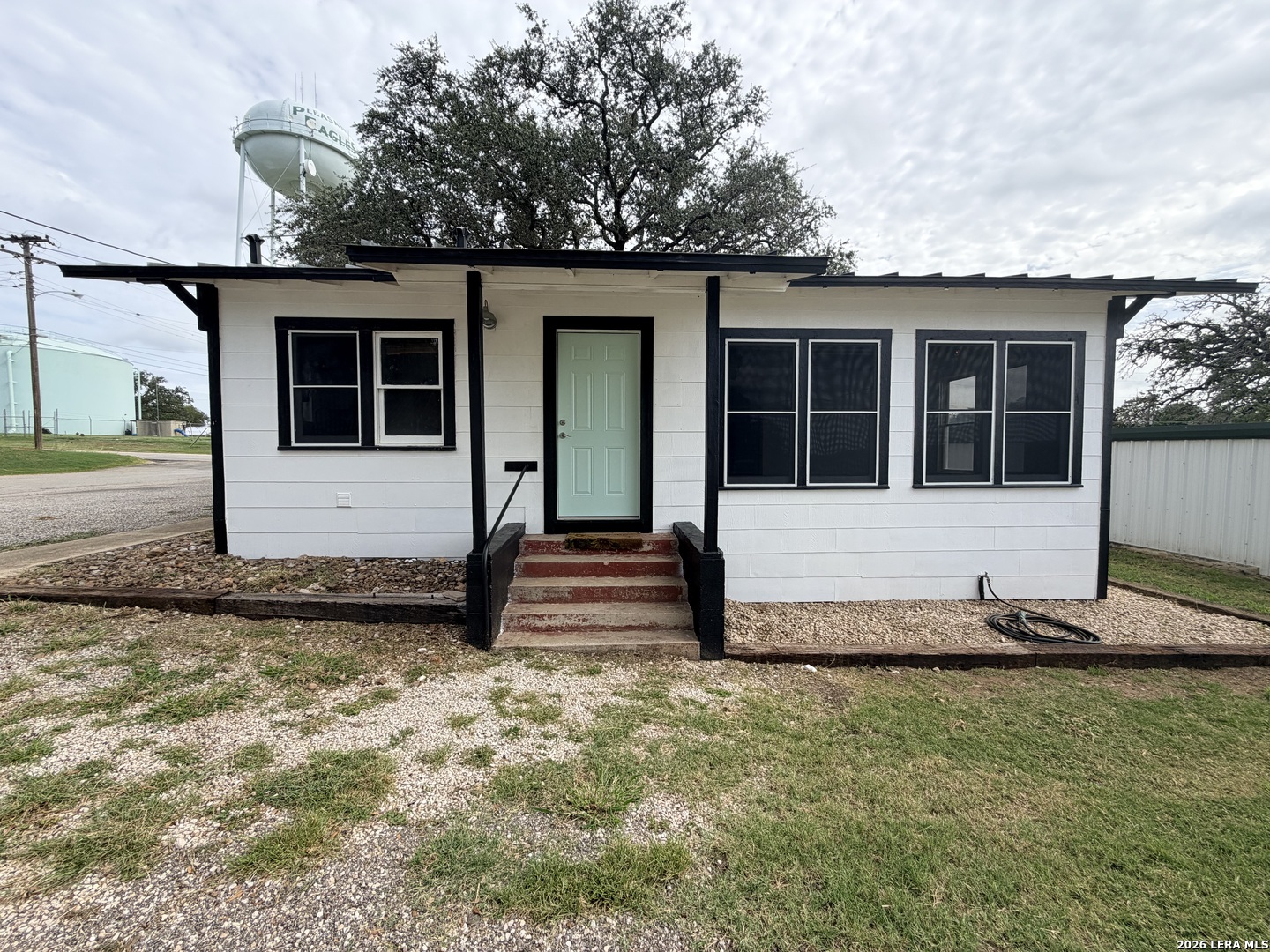 415 W Goodwin Street Pleasanton TX 78064