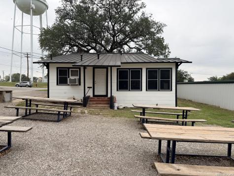 415 W Goodwin Street Pleasanton TX 78064