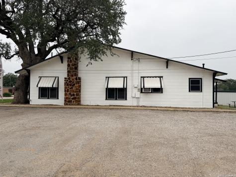 415 W Goodwin Street Pleasanton TX 78064