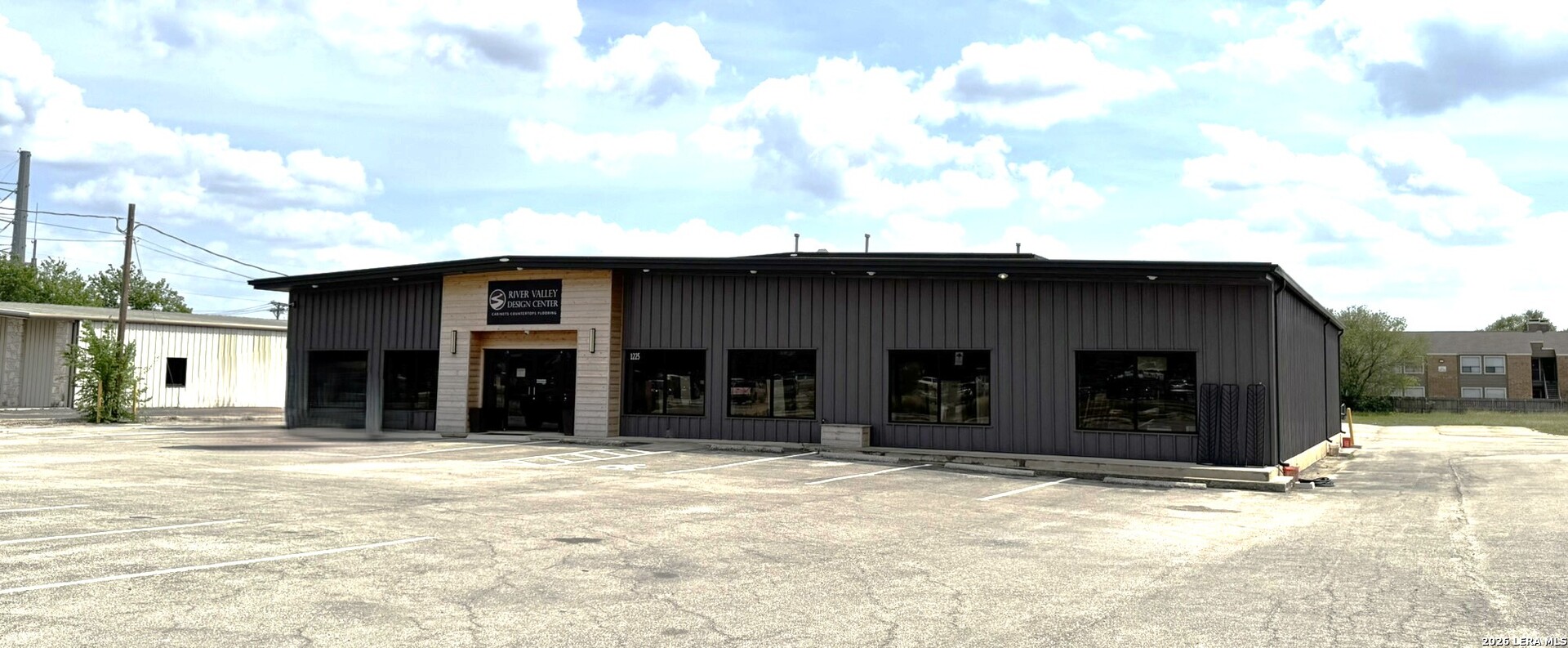1225 E College Seguin TX 78155