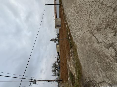 30 S Edwards Avenue Charlotte TX 78011