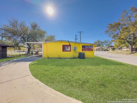 702 Avenue H Poteet TX 78065