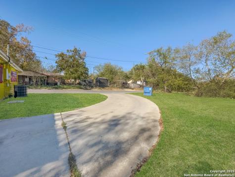702 Avenue H Poteet TX 78065