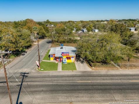 702 Avenue H Poteet TX 78065