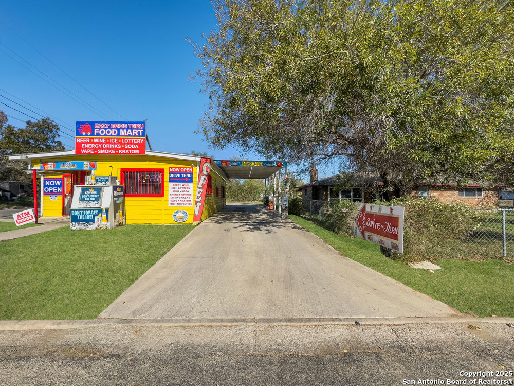 702 Avenue H Poteet TX 78065