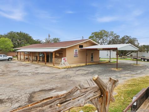 320 E Fisher Uvalde TX 78881