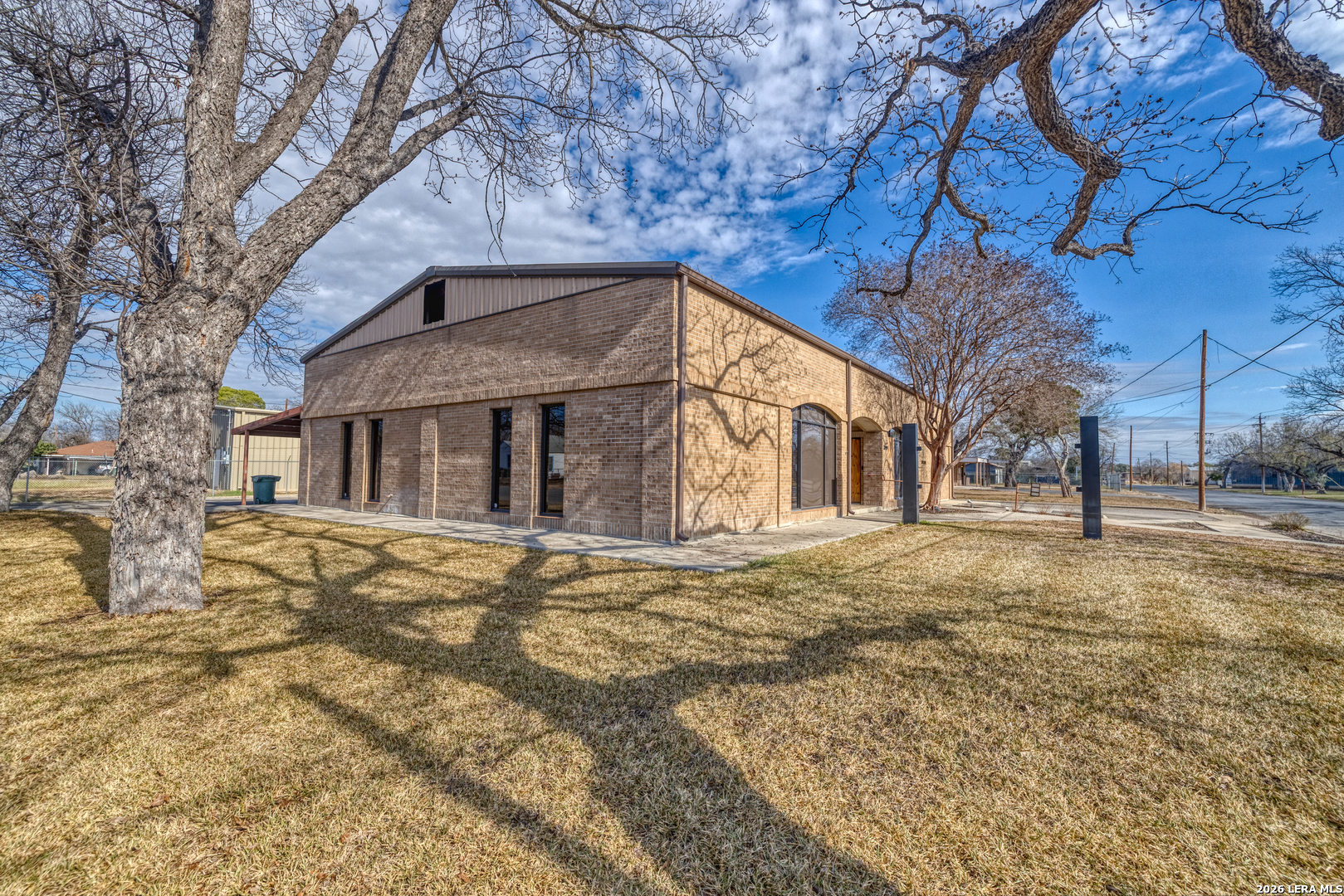 300 E Oak Uvalde TX 78801