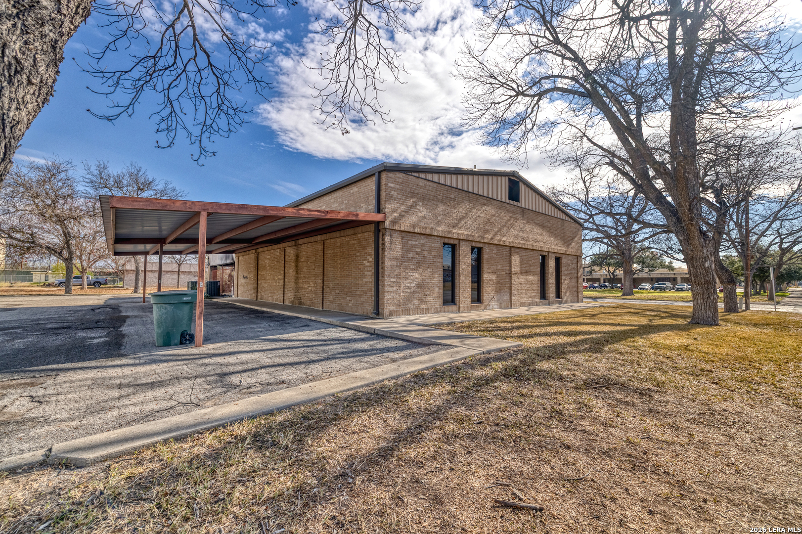 300 E Oak Uvalde TX 78801